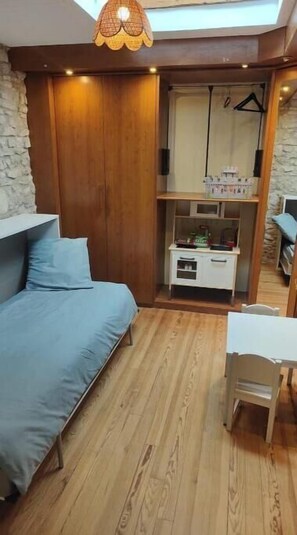 4 bedrooms, desk, iron/ironing board, travel crib