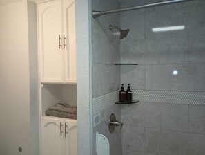 Haartrockner, Handtücher, Seife, Toilettenpapier