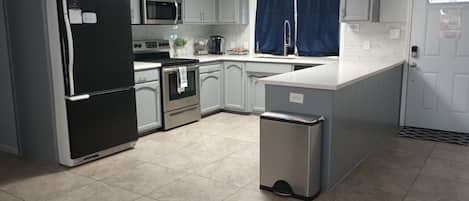 Refrigerador, microondas, horno y parrilla de estufa