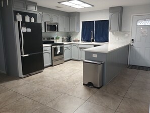 Een koelkast, een microgolfoven, een oven, een kookplaat