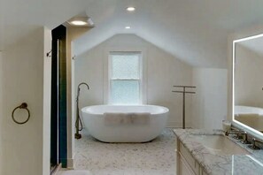 Shower, hair dryer, towels - Lone Pine Cottage Maine - Chef’s Kitchen (Bath)