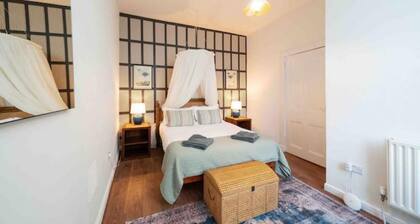 Central Apartments Colonial: Themed luxury apartment in the heart of Blairgowrie