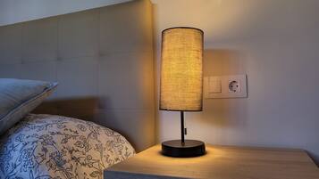 1 dormitori, planxa i posts de planxar, un bressol de viatge i wifi