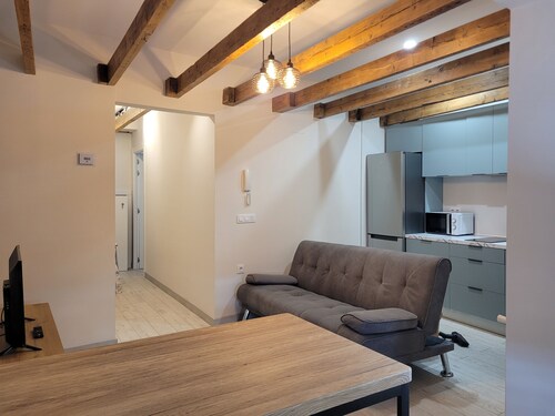 Appartment for 2 people with garage and WI-FI. Close to the center of León. 