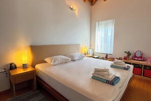 6 chambres, bureau, chambres insonorisées, fer et planche à repasser