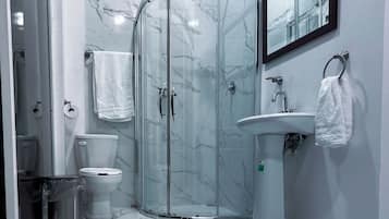 Habitación Prestigio con 2 camas individuales, varias camas | Baño | Regadera, amenidades de baño gratuitas, toallas, jabón
