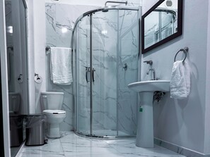 Habitación Prestigio con 2 camas individuales, varias camas | Baño | Regadera, amenidades de baño gratuitas, toallas, jabón 