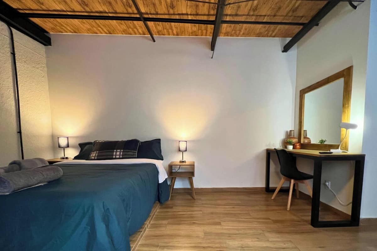 Grand Room, 1 double bed, Bathroom is not inside