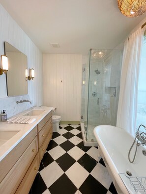 Douche, sèche-cheveux, serviettes fournies, savon