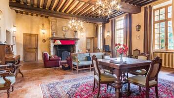 Televisio, takka, DVD-soitin, stereot