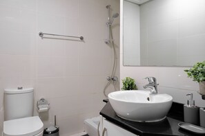 Secador de cabelo, toalhas de banho, sabonete, papel higiênico