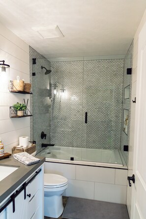 Shower, jetted tub, bidet, towels