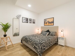 1 slaapkamer, een bureau, een strijkplank/strijkijzer, reisbedje