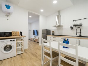 Kühlschrank, Mikrowelle, Wasserkocher mit Kaffee-/Teezubehör