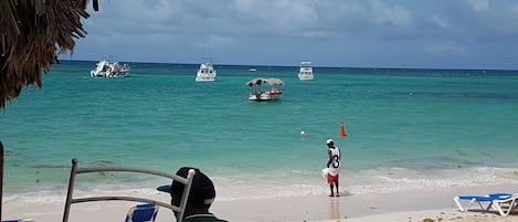 Una spiaggia nelle vicinanze, lettini da mare, teli da spiaggia