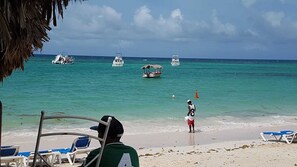 Beach nearby, sun-loungers, beach towels