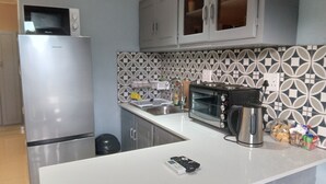 Senior Cottage, 1 Bedroom | Private kitchen - Sonhos dreams self catering garden units (Bloemfontein)