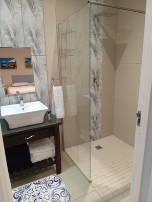 Casa de campo senior, 1 habitación | Baño | Regadera, secadora de cabello, toallas, jabón 