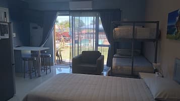 1 bedroom, premium bedding, desk, laptop workspace