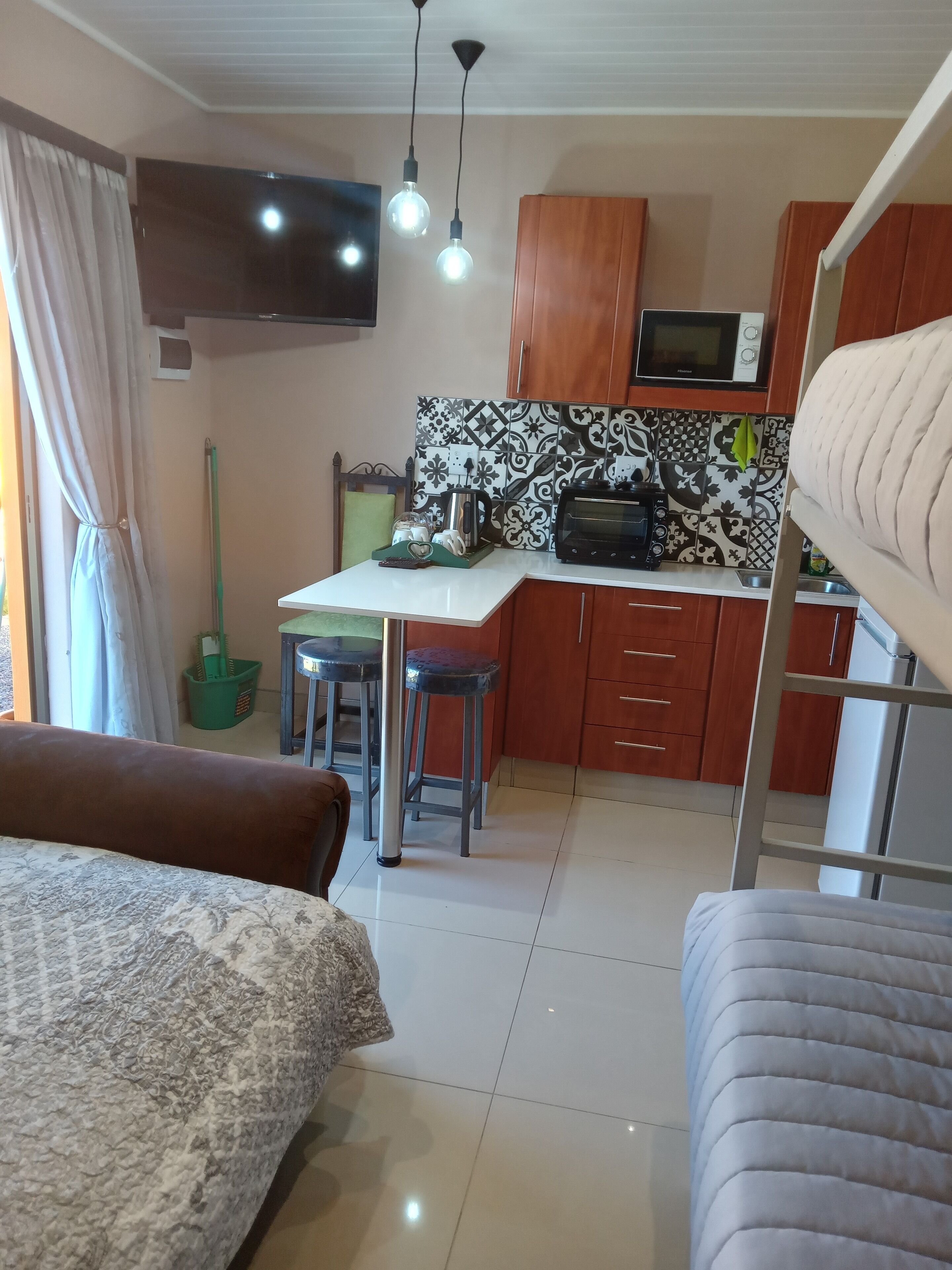 Deluxe Cottage | Private kitchen | Full-sized fridge, microwave, electric kettle, toaster