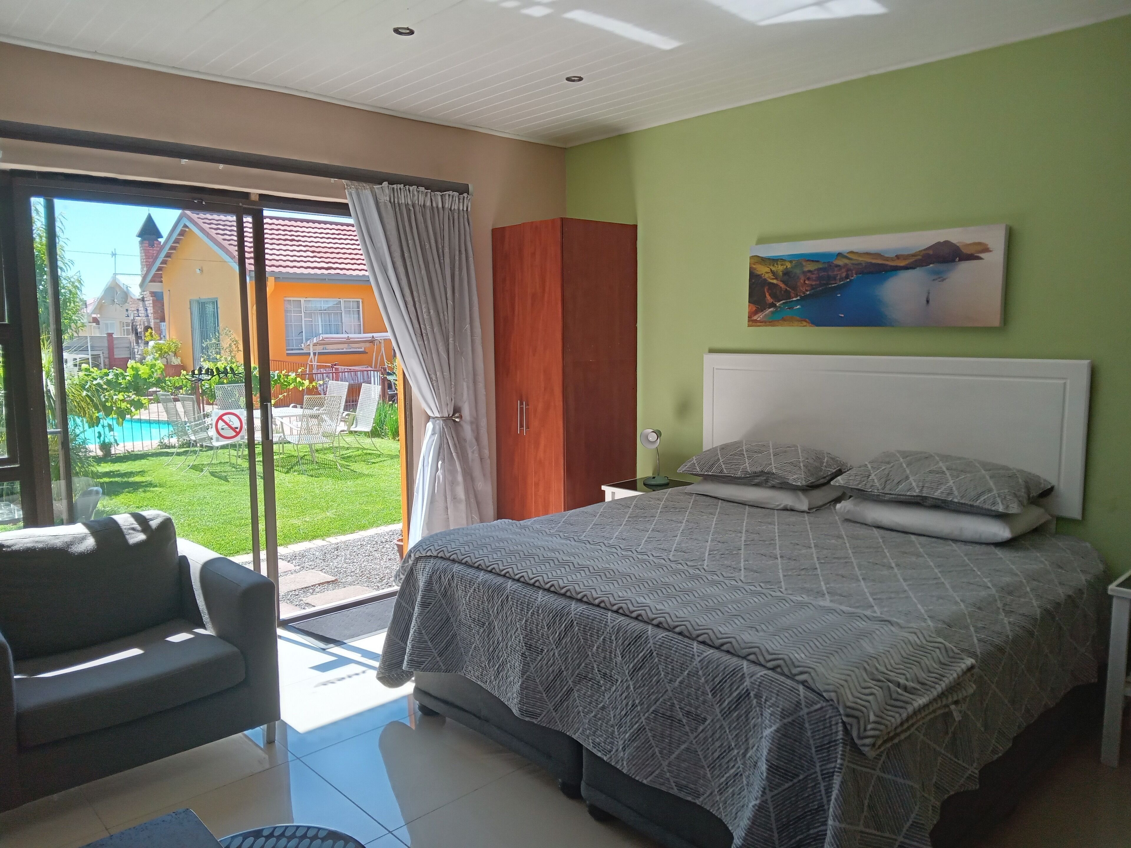 Junior Cottage | Premium bedding, desk, laptop workspace, blackout drapes