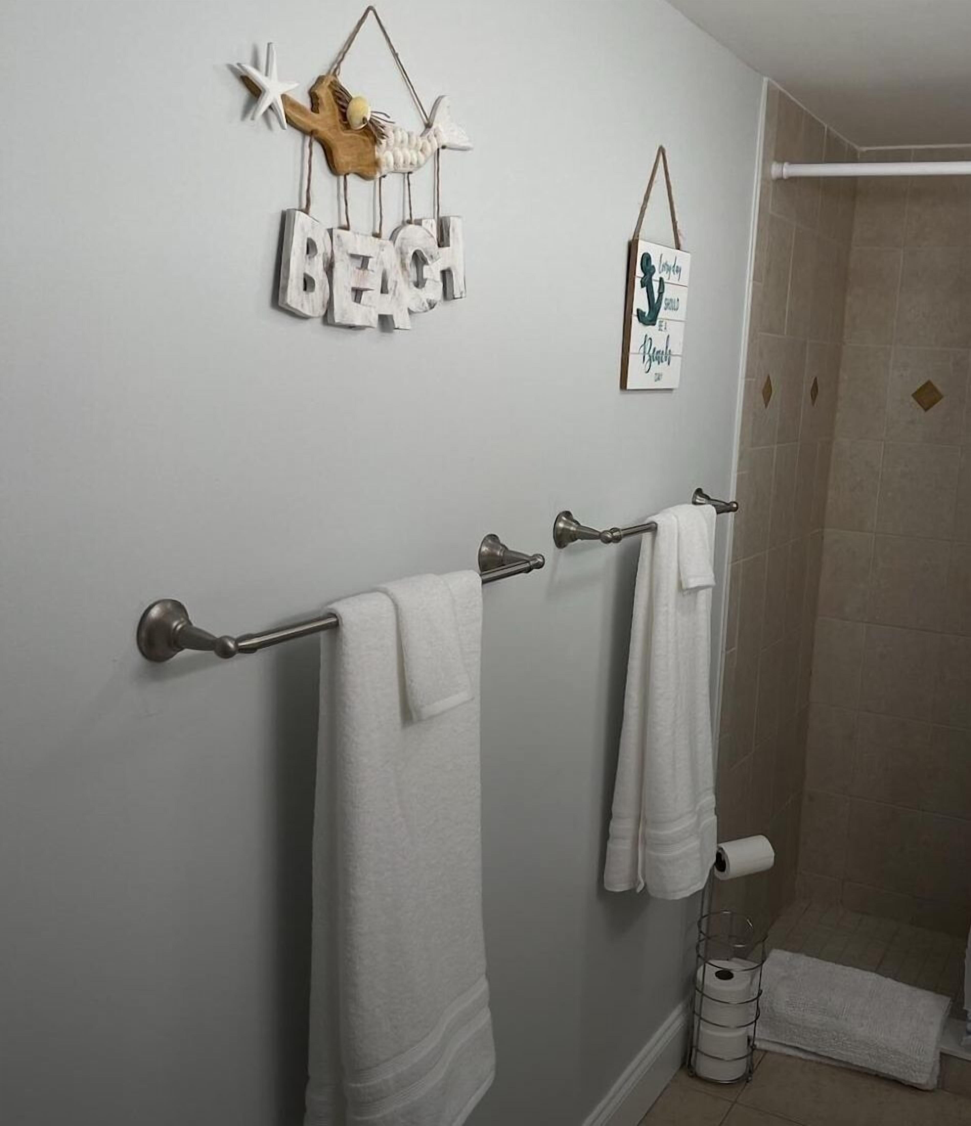 Douche, sèche-cheveux, serviettes fournies, savon