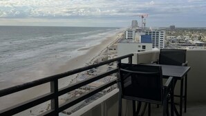 Ein Balkon mit Blick auf Strand und Meer.