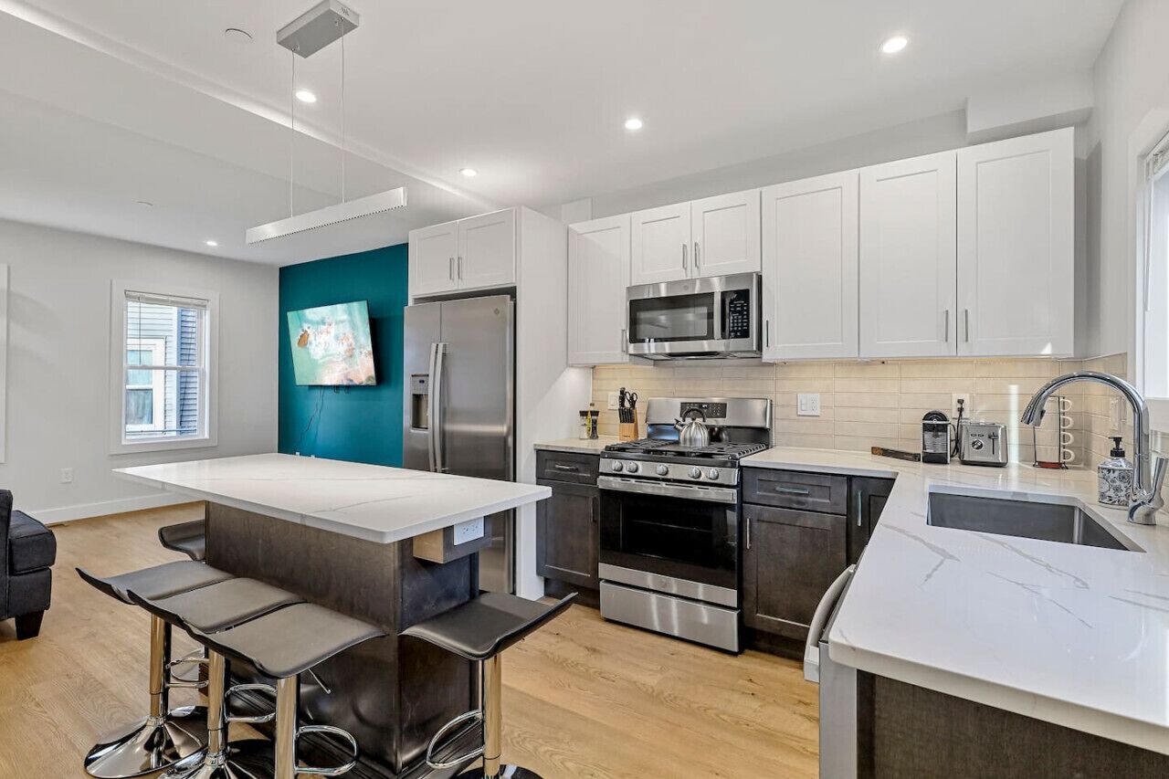 Réfrigérateur, four à micro-ondes, un four, surface de cuisson