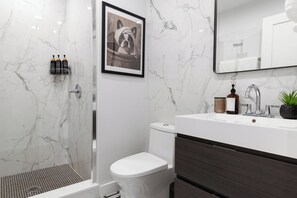Dusche, Haartrockner, Handtücher, Seife