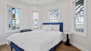 3 habitaciones, tabla de planchar con plancha y cuna de viaje