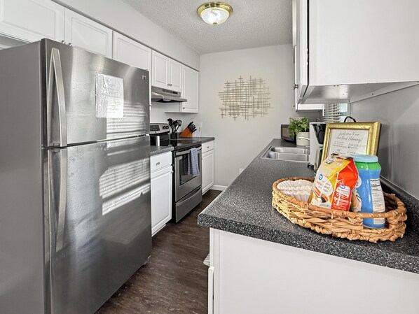 Jääkaappi, mikroaaltouuni, uuni, liesi