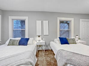 4 bedrooms, free WiFi, bed sheets - Roomy 4BR by Drake Sleeps 13 HUGE yard (Des Moines)
