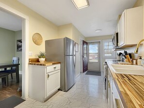 Fridge, microwave, oven, stovetop - 2BR Family Charmer Duplex near Drake (Des Moines)