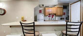 Chic 2BR - 2 min from iCubs