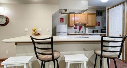 Chic 2BR - 2 min from iCubs