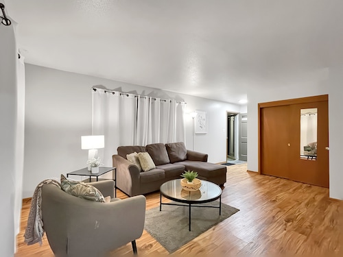 Family Friendly 3 BR 2 Bath Duplex Sleeps 9!