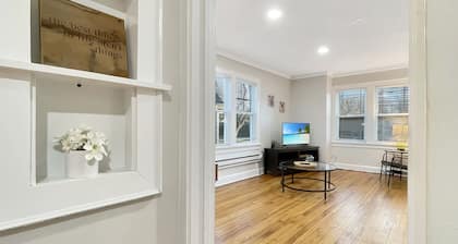 Fun & Charming 1BR Apt near Drake