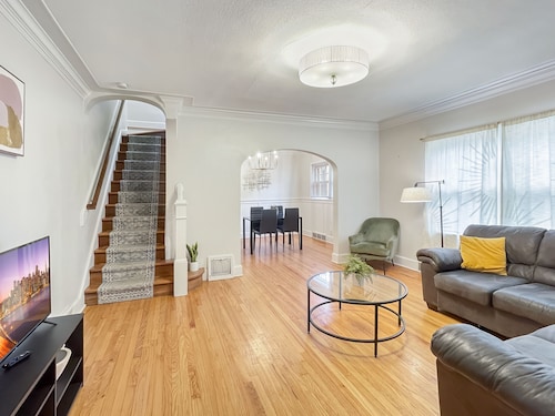 Comfortable 3-bedroom, 1.5-bathroom duplex apartment with full kitchen, laundry, and off-street parking. Minutes from Drake University and downtown Des Moines.