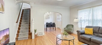 Comfortable 3-bedroom, 1.5-bathroom duplex apartment with full kitchen, laundry, and off-street parking. Minutes from Drake University and downtown Des Moines.