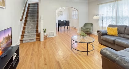 Comfortable 3-bedroom, 1.5-bathroom duplex apartment with full kitchen, laundry, and off-street parking. Minutes from Drake University and downtown Des Moines.