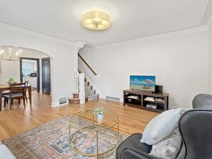 Smart TV, offices - Spacious and bright 3-bedroom duplex unit with private entrance, full kitchen, washer/dryer, and off-street parking. Perfect for families, couples, or business travelers near Drake University. (Des Moines)