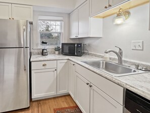Fridge, microwave, oven, stovetop - Spacious and bright 3-bedroom duplex unit with private entrance, full kitchen, washer/dryer, and off-street parking. Perfect for families, couples, or business travelers near Drake University. (Des Moines)