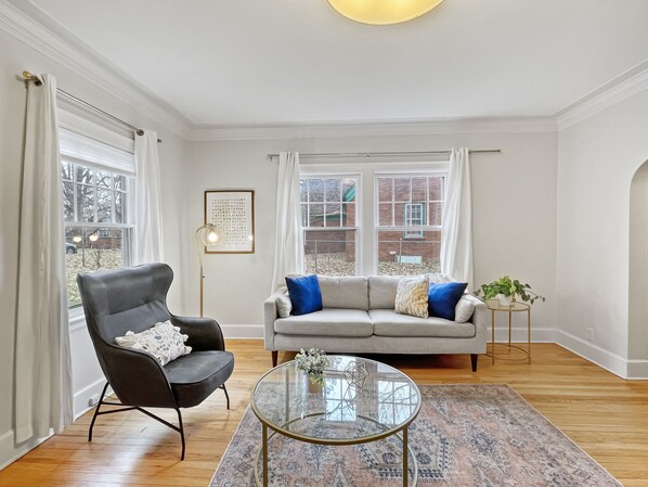 Smart TV, offices - Spacious and bright 3-bedroom duplex unit with private entrance, full kitchen, washer/dryer, and off-street parking. Perfect for families, couples, or business travelers near Drake University. (Des Moines)