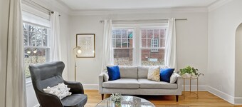 Spacious and bright 3-bedroom duplex unit with private entrance, full kitchen, washer/dryer, and off-street parking. Perfect for families, couples, or business travelers near Drake University.