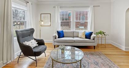 Spacious and bright 3-bedroom duplex unit with private entrance, full kitchen, washer/dryer, and off-street parking. Perfect for families, couples, or business travelers near Drake University.
