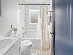 Hair dryer, towels - Spacious and bright 3-bedroom duplex unit with private entrance, full kitchen, washer/dryer, and off-street parking. Perfect for families, couples, or business travelers near Drake University. (Des Moines)