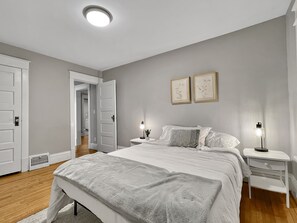 2 bedrooms, free WiFi, bed sheets - Beautiful 2BR N of Grand near Downtown (Des Moines)