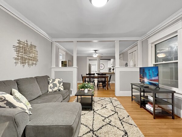 Smart TV - Beautiful 2BR N of Grand near Downtown (Des Moines)