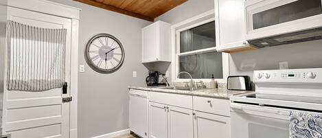 Kjøleskap, ovn, kokeplater og kaffetrakter/tekoker