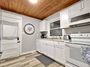 Fridge, oven, stovetop, coffee/tea maker - Beautiful 2BR N of Grand near Downtown (Des Moines)